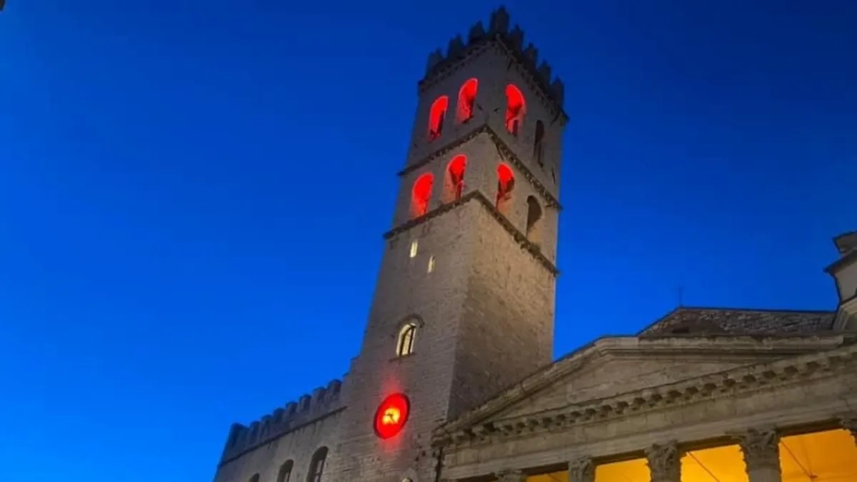 Assisi si tinge di rosso per i donatori di sangue: Rocca Maggiore e Torre del Popolo simboli della cultura del dono