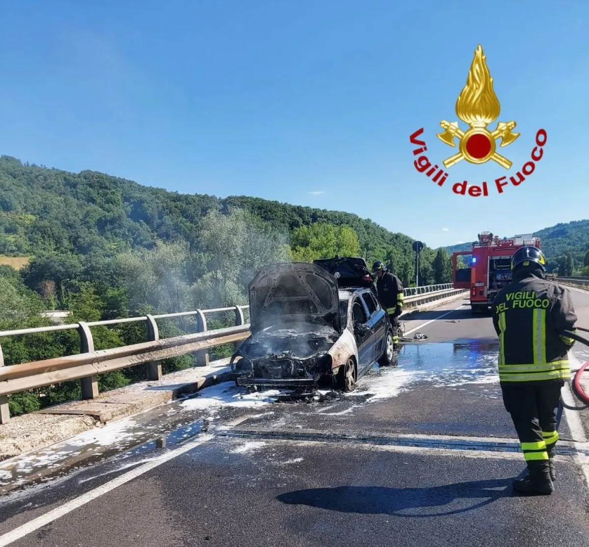 Auto a metano in fiamme sulla Flaminia: l'intervento dei Vigili del fuoco e le procedure di sicurezza