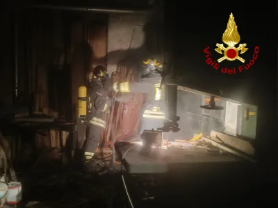 Fiamme nella notte in una falegnameria a Poggio Azuano, vicino Cesi: determinante l'intervento dei Vigili del Fuoco