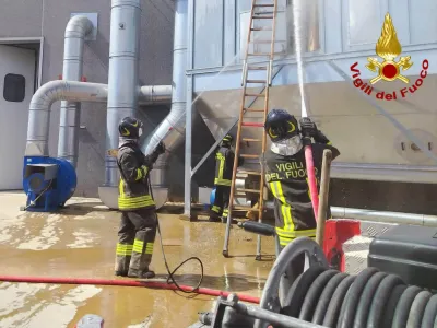 Terni, attimi di paura per un incendio in una falegnameria: a fuoco l'impianto di estrazione delle polveri