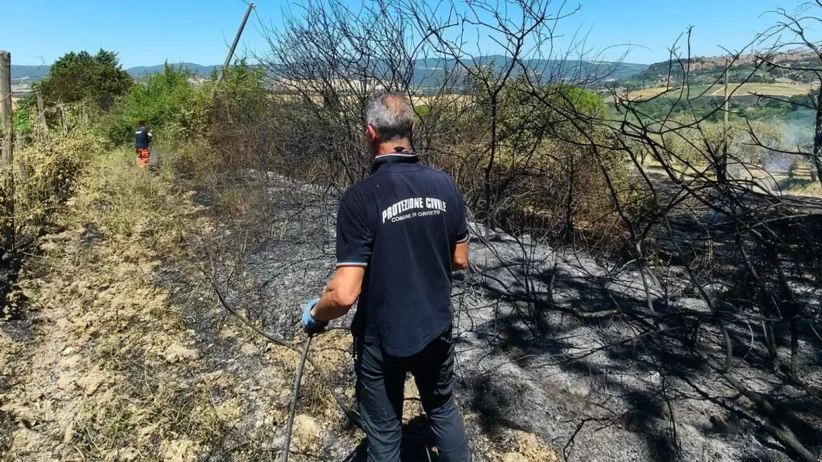 Perugia corre ai ripari contro il rischio incendi: ordinanza urgente del Comune, scattano obblighi e controlli fino a ottobre