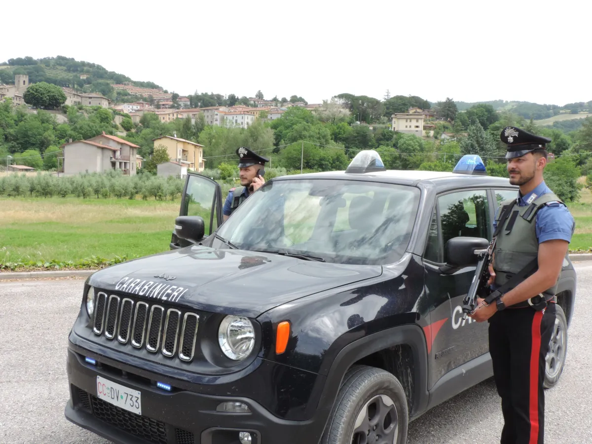 Valfabbrica, preleva un involucro nascosto in un’area di servizio: arrestato 22enne, in casa trovati droga e 7mila euro