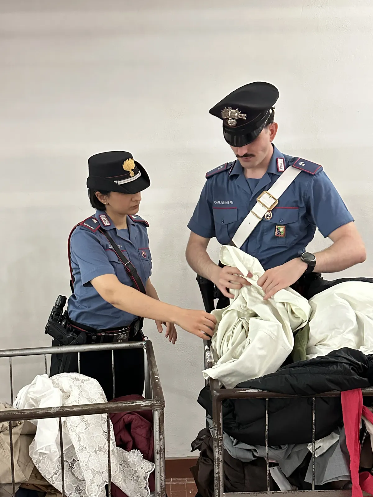 Perugia, abiti di lusso sottratti e rivenduti online: denunciata una coppia, sequestrati capi per oltre 63mila euro