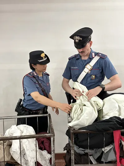 Perugia, abiti di lusso sottratti e rivenduti online: denunciata una coppia, sequestrati capi per oltre 63mila euro