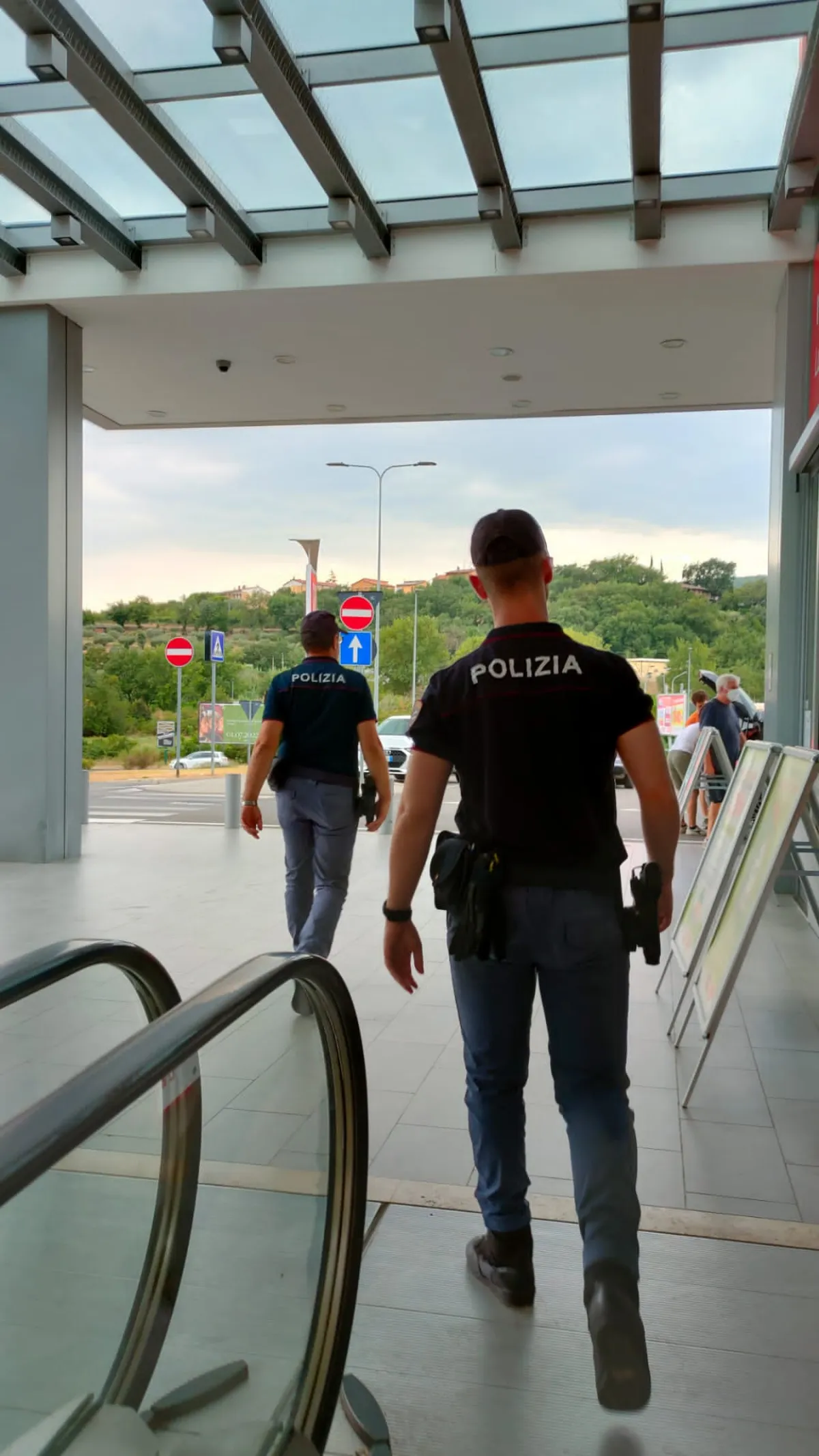 Perugia, ruba al supermercato. Poliziotto libero dal servizio lo blocca e lo fa arrestare