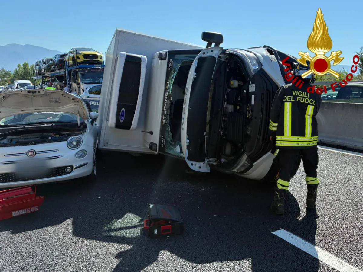 Terni-Orte, camion si ribalta e finisce sopra una Fiat 500: paura sul raccordo all’altezza di Narni, tre feriti