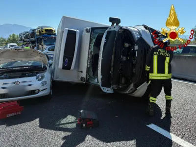Terni-Orte, camion si ribalta e finisce sopra una Fiat 500: paura sul raccordo all’altezza di Narni, tre feriti