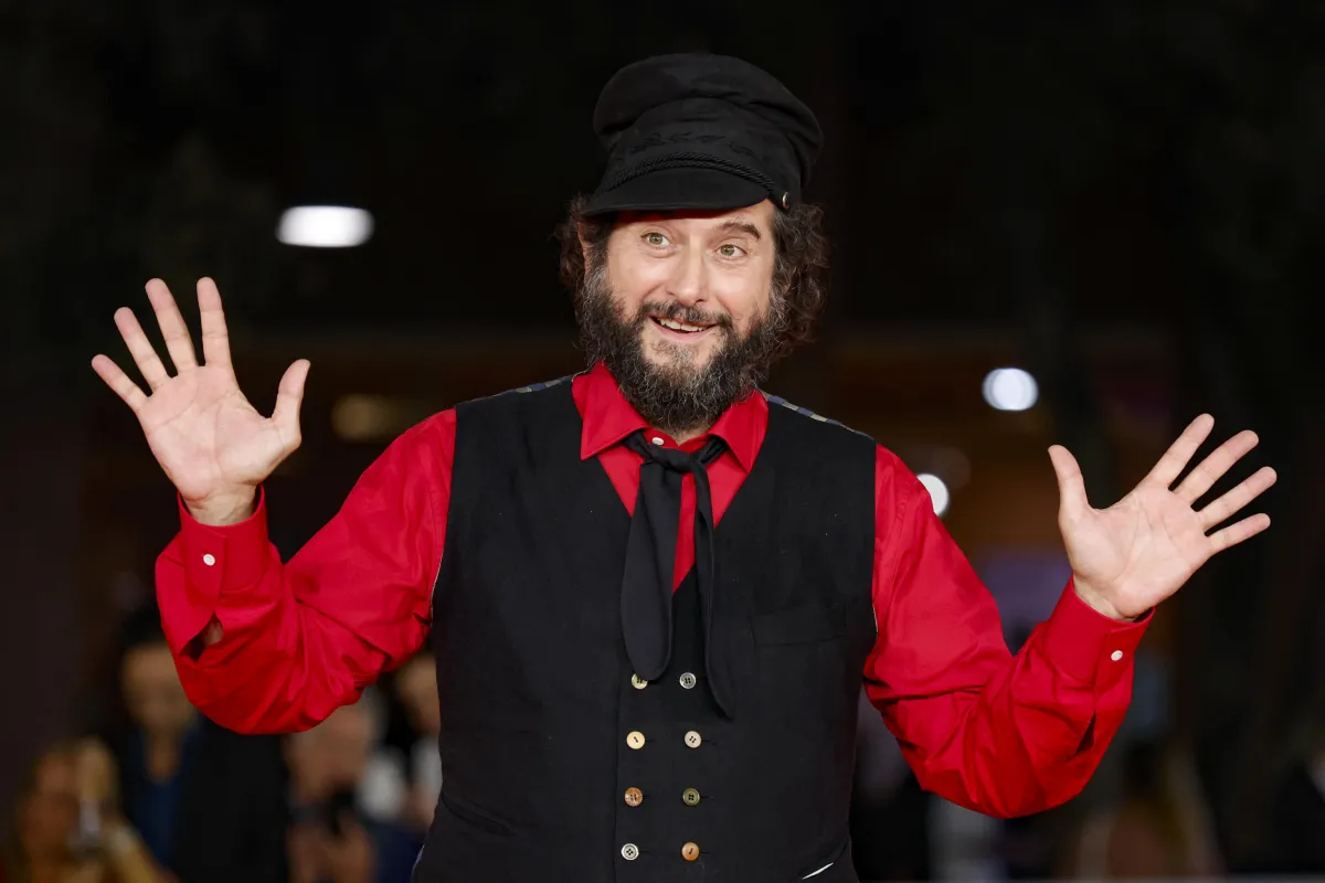 Vinicio Capossela apre la 12ª edizione di Moon in June: alla Rocca di Castiglione del Lago il concerto-evento per i 30 anni de “Il Ballo di San Vito”