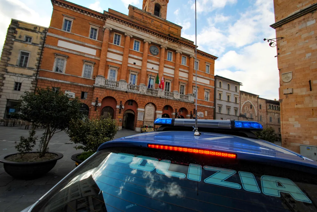 Foligno, aggredisce il padre e poi se la prende anche coi poliziotti. Arrestato 25enne