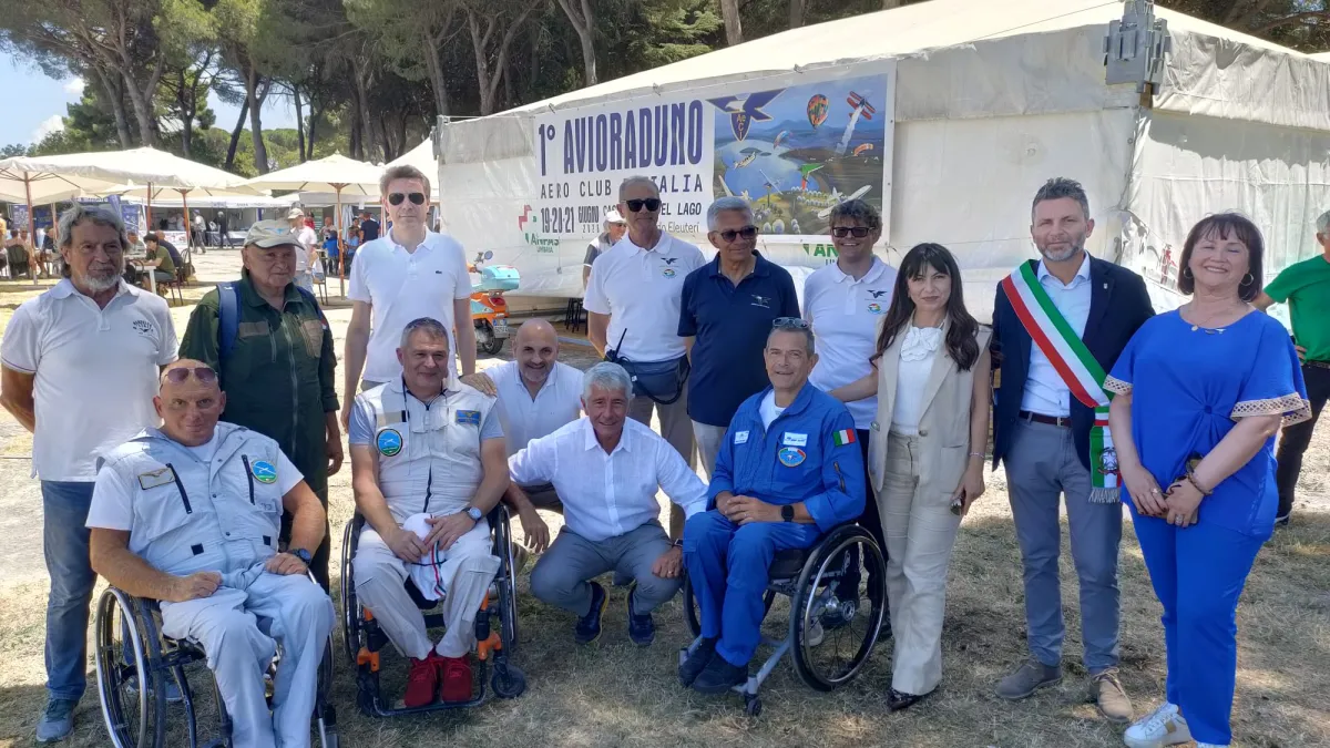 Il cielo del Trasimeno si riempie di ali: oltre 400 velivoli protagonisti del 1° Avioraduno nazionale dell'Aero Club d'Italia