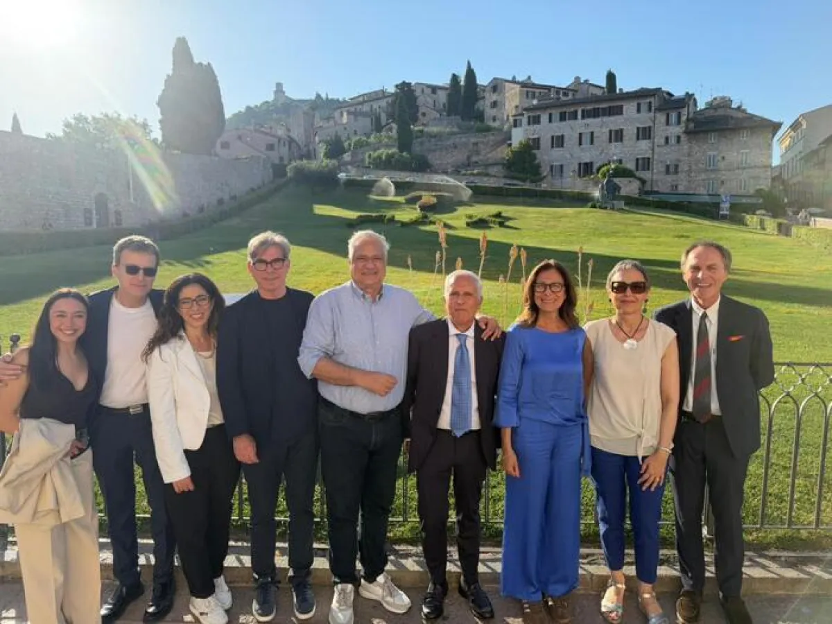 Assisi accoglie “L’Albero dei Tutti”: sul sagrato della Basilica il simbolo della legalità dedicato alle vittime di mafia e agli imprenditori coraggiosi
