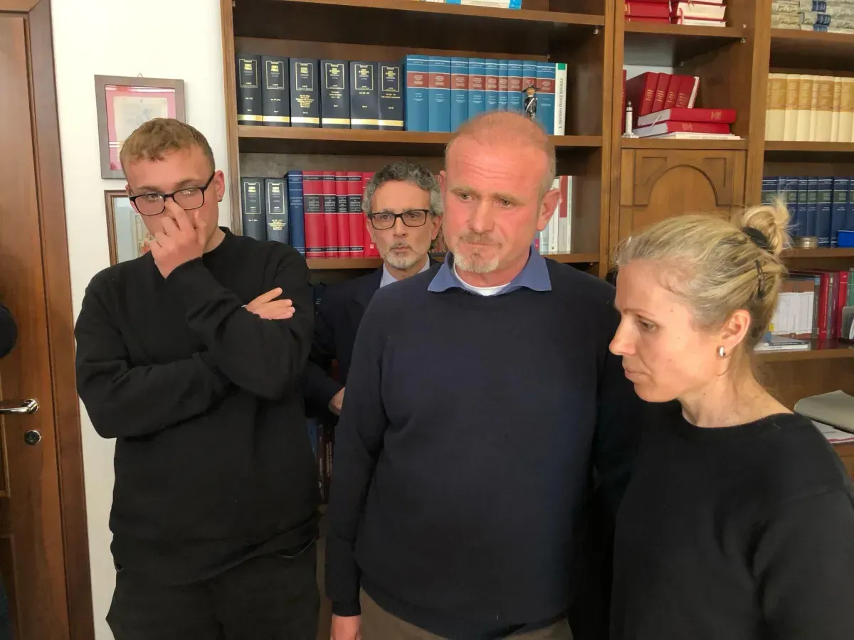 Processo Ilaria Sula, gli studenti della Sapienza donano fiori alla famiglia. Il padre: “Il vero ergastolo è il nostro”