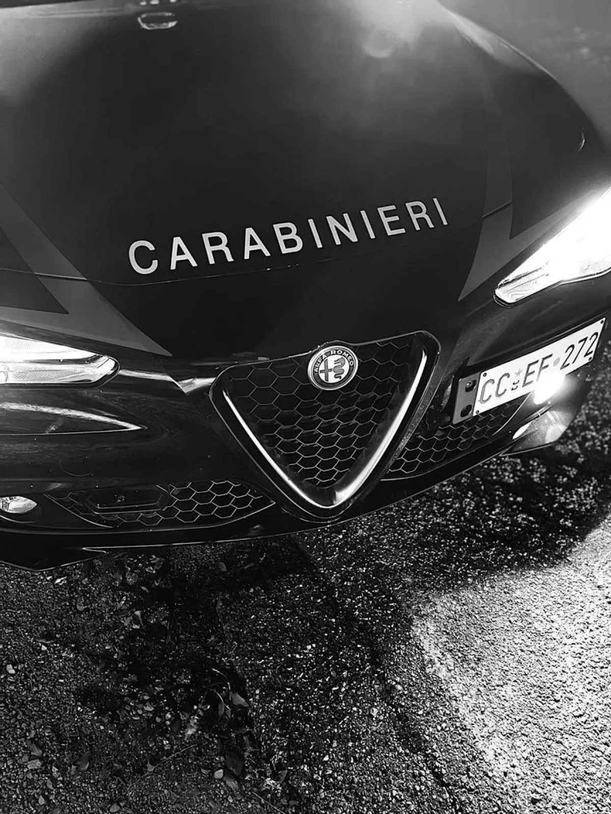 Perugia, arrestato 24enne: avrebbe urinato sull'auto di servizio dei Carabinieri durante un intervento, accuse di oltraggio e vilipendio