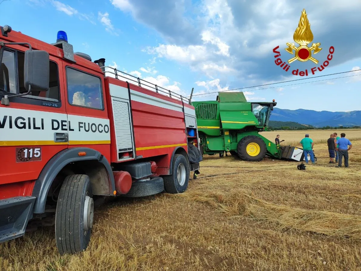 Incendio a una mietitrebbia nelle campagne di Norcia, evitati danni maggiori grazie al rapido intervento degli operai