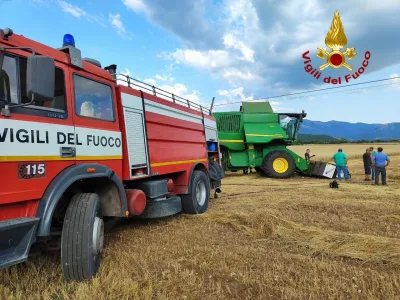Incendio a una mietitrebbia nelle campagne di Norcia, evitati danni maggiori grazie al rapido intervento degli operai