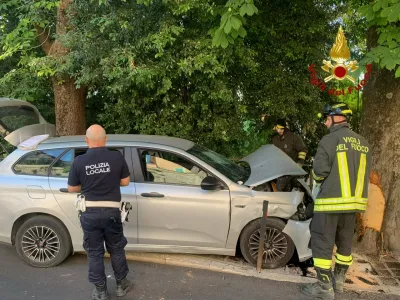 Auto si schianta nel centro storico di Perugia, conducente estratto dalle lamiere dai Vigili del Fuoco