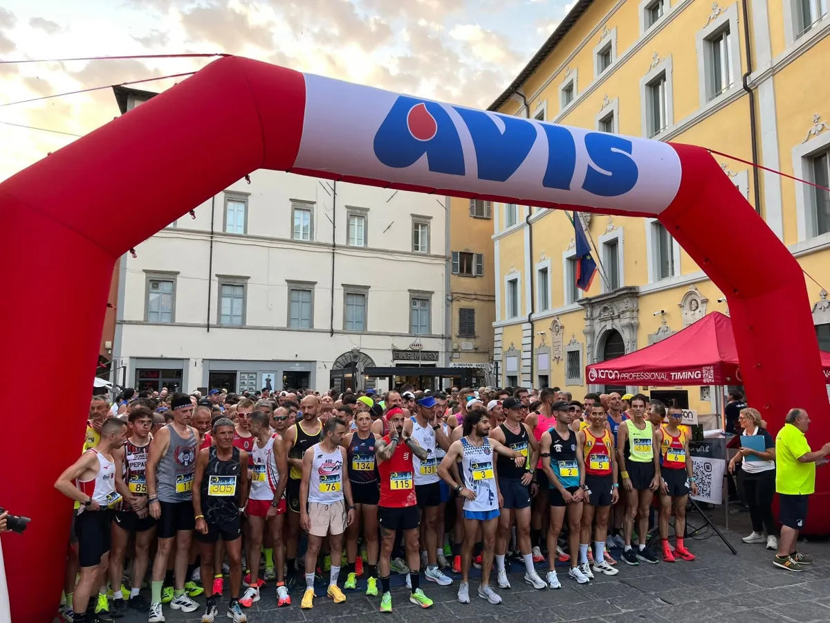 Corri Umbertide By night, un fiume di gente e atleti per la corsa sotto le stelle
