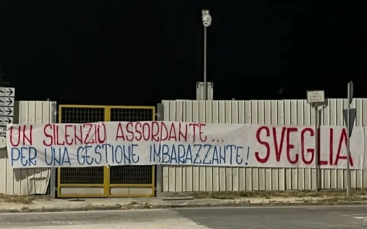 Gubbio, i tifosi alzano la voce: affisso uno striscione dietro il settore ospiti poi rimosso