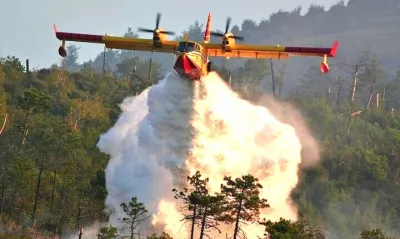 Altro incendio a Scheggia: fuoco e fiamme sul versante La Pezza. In azione Canadair e Vigili del Fuoco