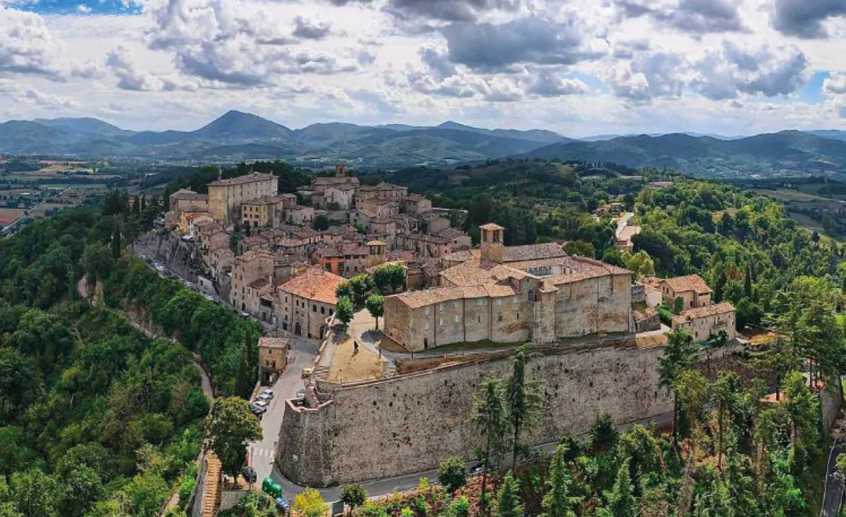 Estate a Montone, il borgo diventa un palcoscenico a cielo aperto: oltre due mesi di eventi tra cinema, musica, storia e grandi tradizioni