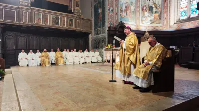 Diocesi di Gubbio, il vescovo Paolucci Bedini nomina i nuovi parroci: prende forma il progetto “Vino nuovo in otri nuovi”