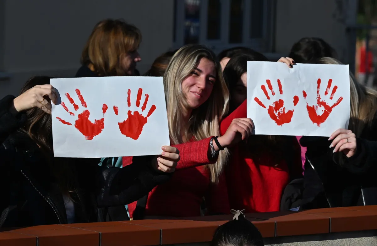 Maltrattamenti sulla compagna, braccialetto elettronico per un 25enne: avrebbe aggredito la donna anche durante la gravidanza