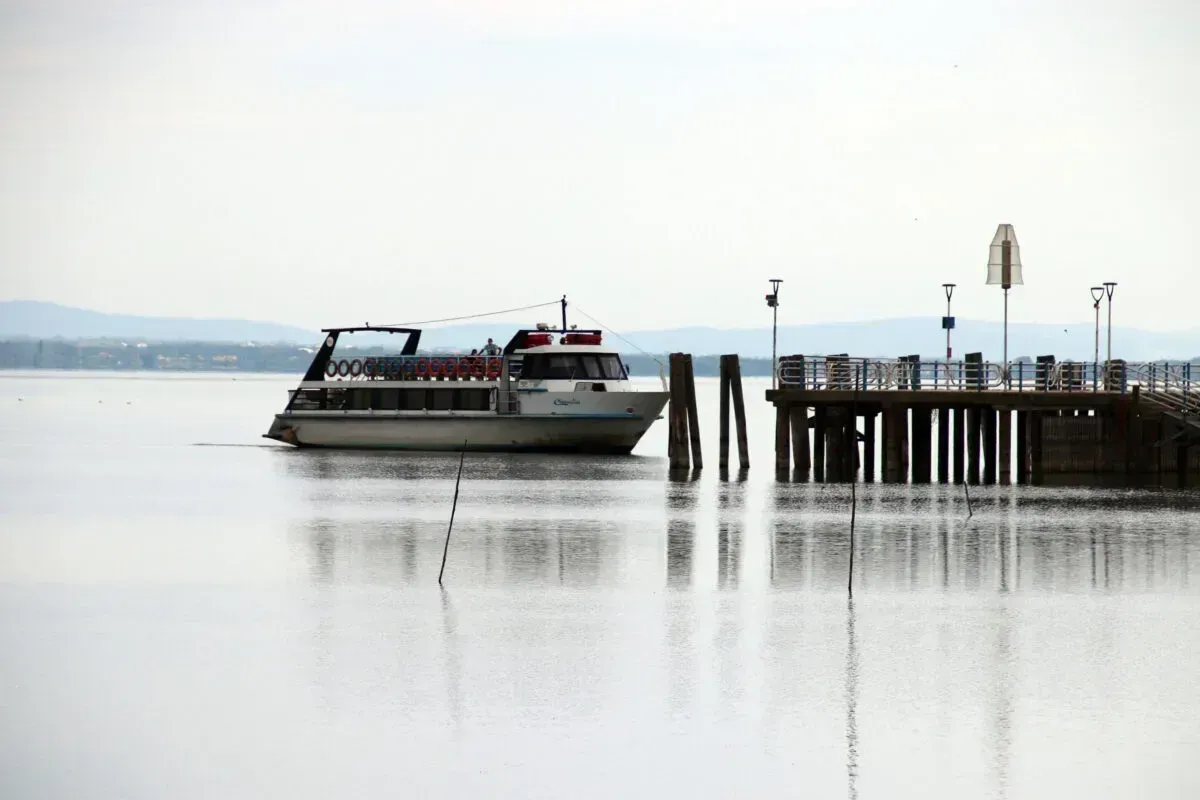Lago Trasimeno, la siccità ferma i battelli per l'Isola Polvese: attivo il servizio straordinario con piccole imbarcazioni