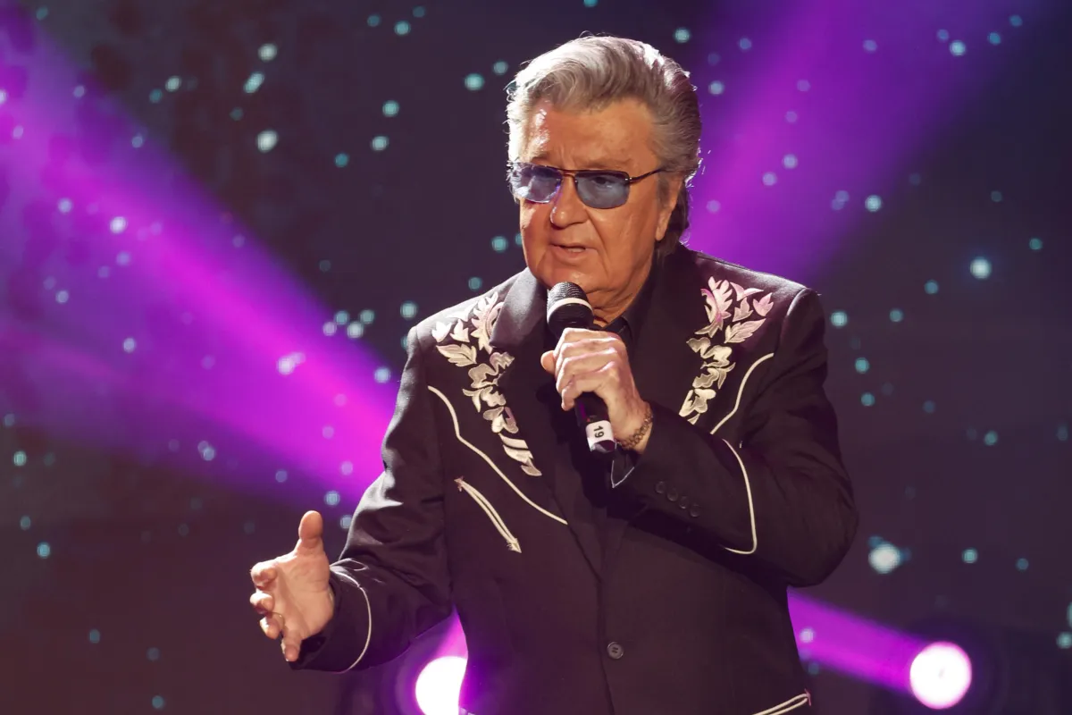 Castiglione del Lago, Bobby Solo annulla il concerto. "Circondati da miliardi di moscerini"
