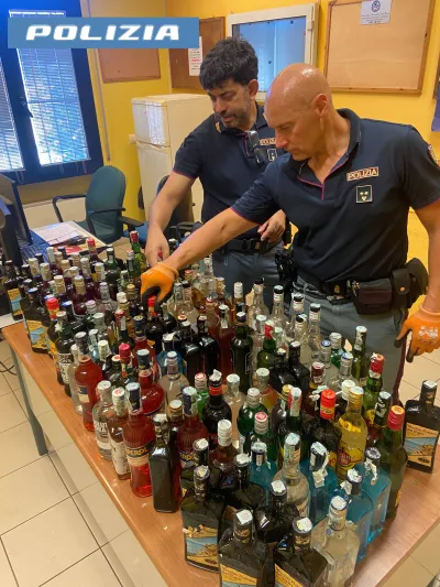 Incidente in A1 a Orvieto, l'auto fuoristrada nascondeva un carico di liquori rubati: sequestrate 123 bottiglie