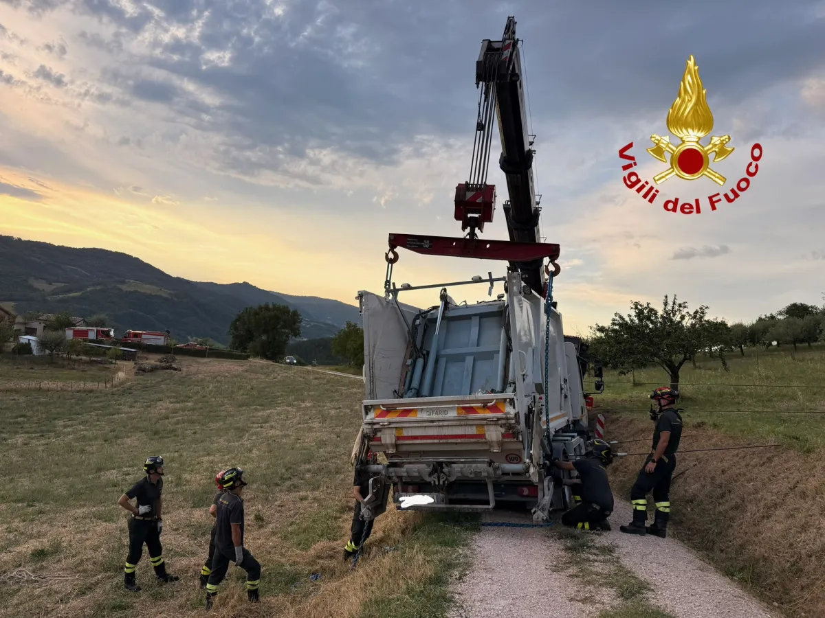 Valtopina, complesso intervento dei Vigili del Fuoco per il recupero di un camion della nettezza urbana nella frazione di Giove
