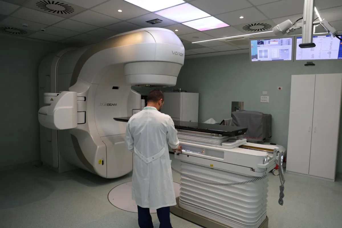 Ospedale di Foligno, operativo il nuovo acceleratore per la radioterapia intraoperatoria: cure più rapide per il tumore al seno