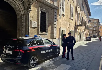Foligno, truffa dello specchietto e del finto Carabiniere a un’anziana: la vicina dà l’allarme, arrestato un 26enne