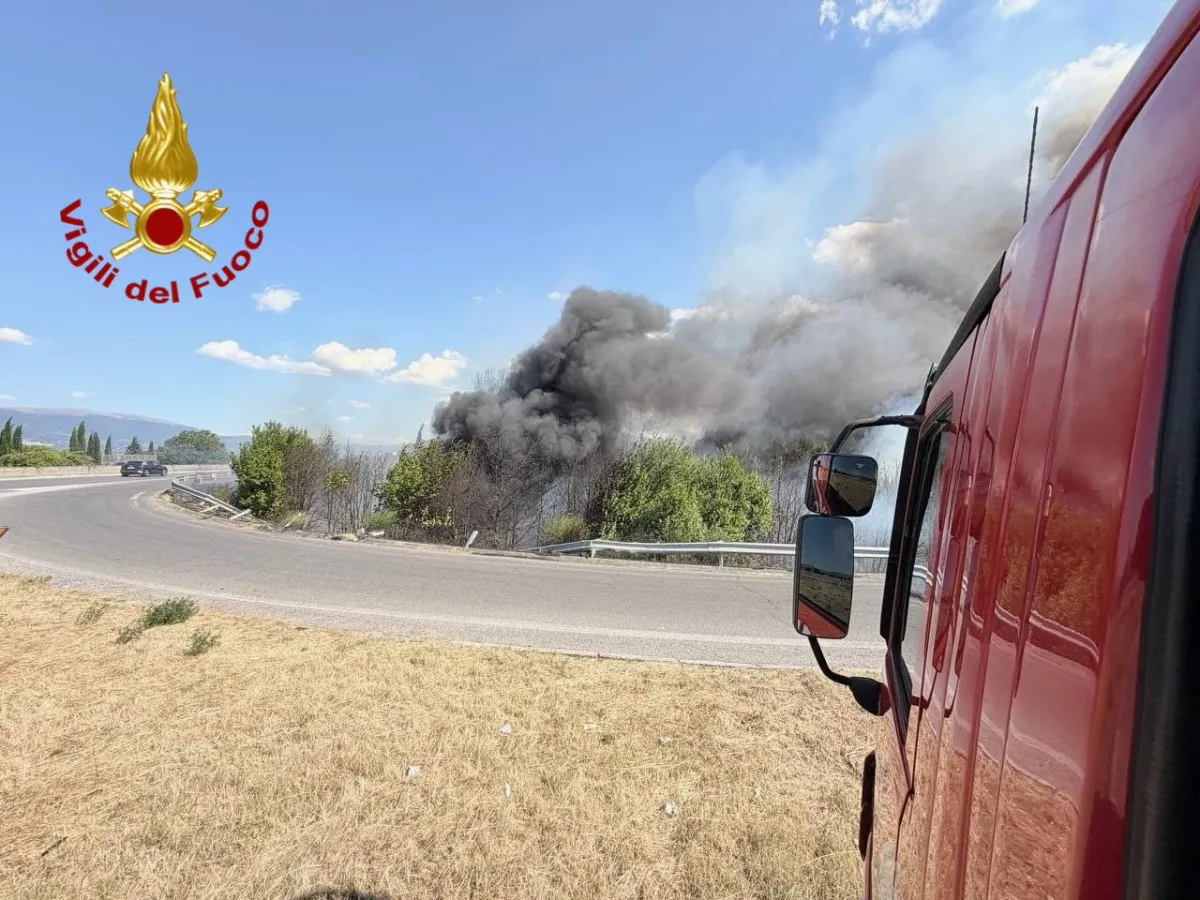Auto fuori strada e incendio a Bastia Umbra: fiamme nella vegetazione, interviene anche l'elicottero del 118