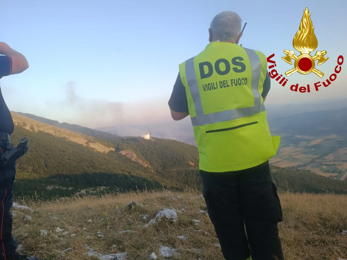 Incendi in Umbria, si riaccende l’emergenza nell'Appennino: tre fronti attivi tra Monte Cucco e Nocera Umbra, arrivano i Canadair